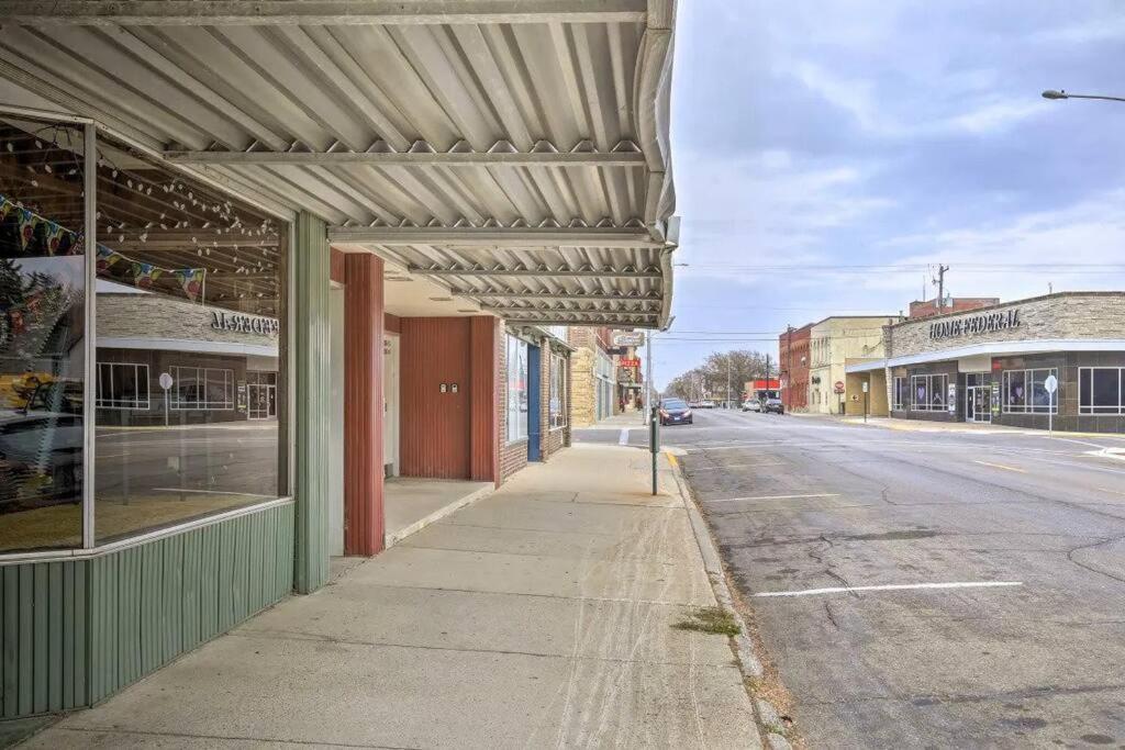 The Pad-Spacious King Apartment On Main Level Albert Lea Exterior photo